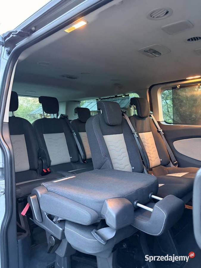 Wynajem busa Ford Tourneo Custom 9 osobowy brak