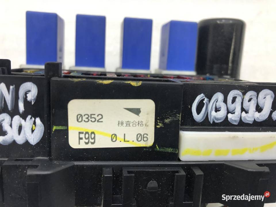 SKRZYNKA BEZPIECZNIKÓW NISSAN NP300