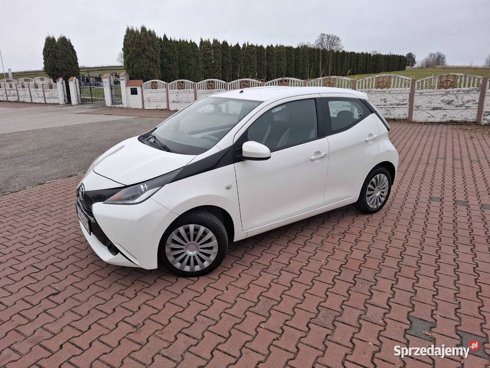 Toyota Aygo 10 BenzynaKlimaTempomatSerwis Rok produkcji 2016 Pawłów sprzedam