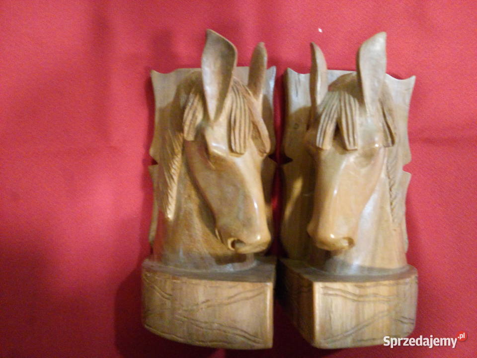 Rzeźby głowy konia Komornica