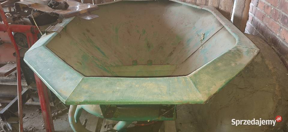 Rozsiewacz Amazone 600L Amazone Zagrodno sprzedam