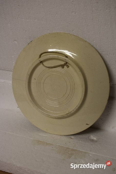 Stary talerz ceramiczny z wiatrakiem w tle Chełmno