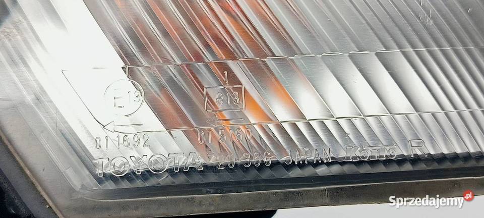 KIERUNKOWSKAZ PRAWY TOYOTA CARINA Motoryzacja Lipno