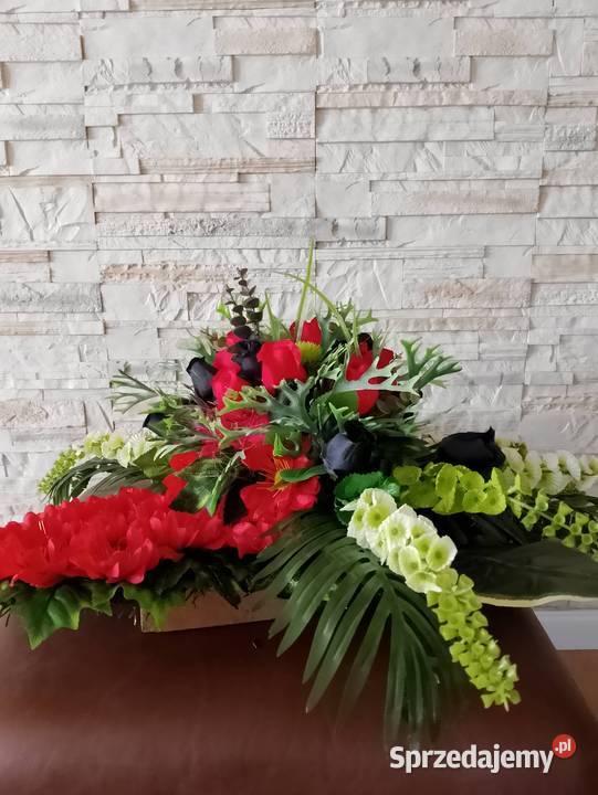 Kompozycja nagrobna w kształcie serca czerwony