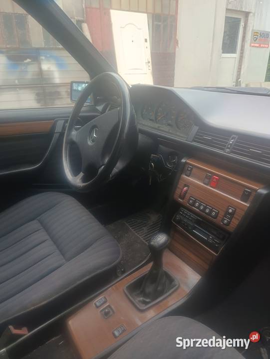 Maska Mercedes 124 1993 ładna