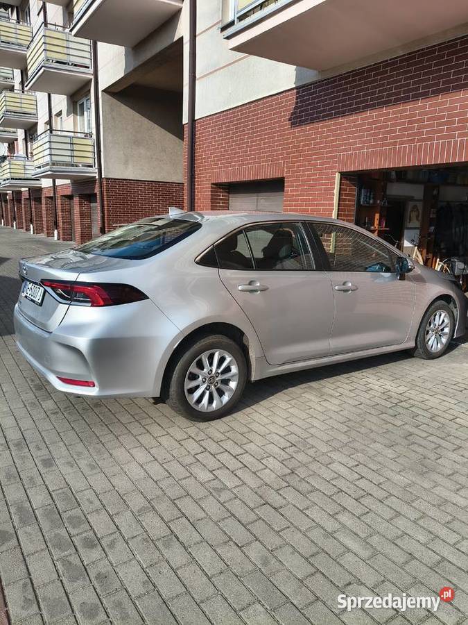 Toyota Corolla sedan 2021r 15 benz srebrna Corolla Elbląg