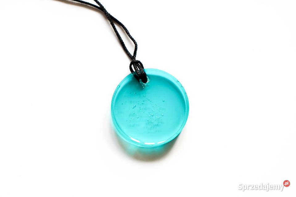 Błękitny okrągły wisiorek z żywicy epoksydowej z Warszawa