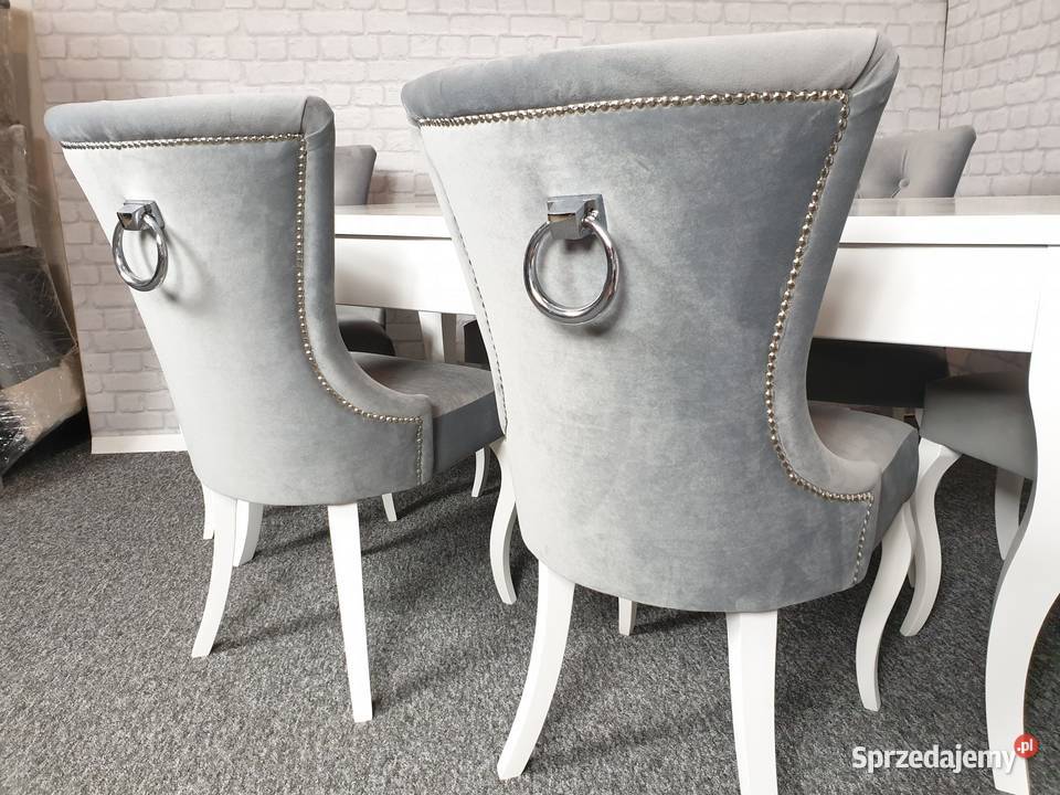 Krzesła do salonu tapicerowane z kołatką szare Producent