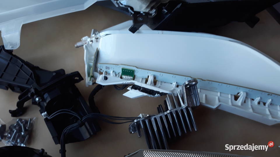 Tesla 3 części przedniej lewej lampy Lampy przednie Bukownica
