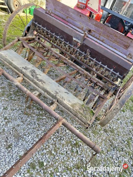 Siewnik zbożowy 17 lejowy w całości na części nieuszkodzony Huta Koszary