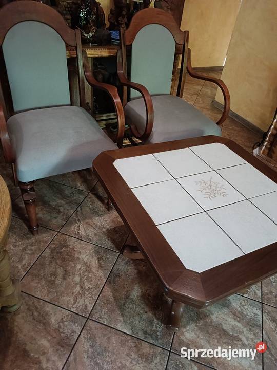 Ława drewniana z blatem wyłożonym kaflami