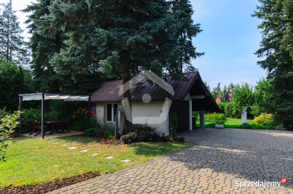 Strażów dom wolnostojący mieszkalny sprzedam