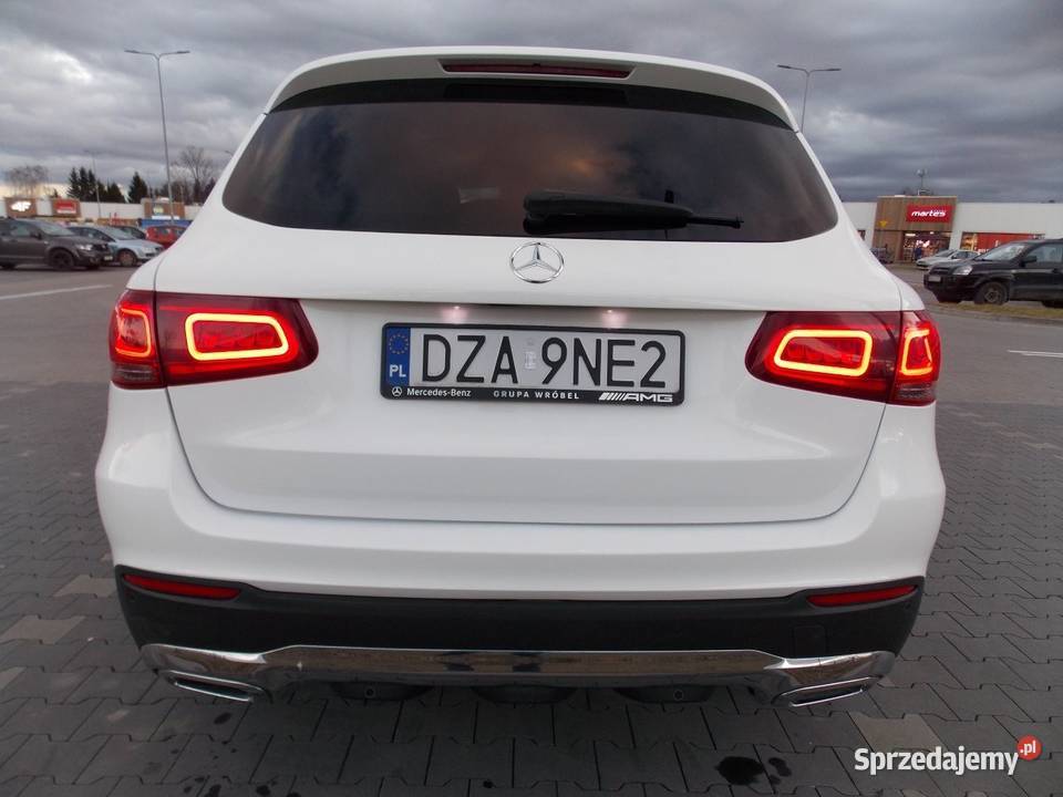 Mercedes Glc 300 4matic AMG sam parkuje panorama