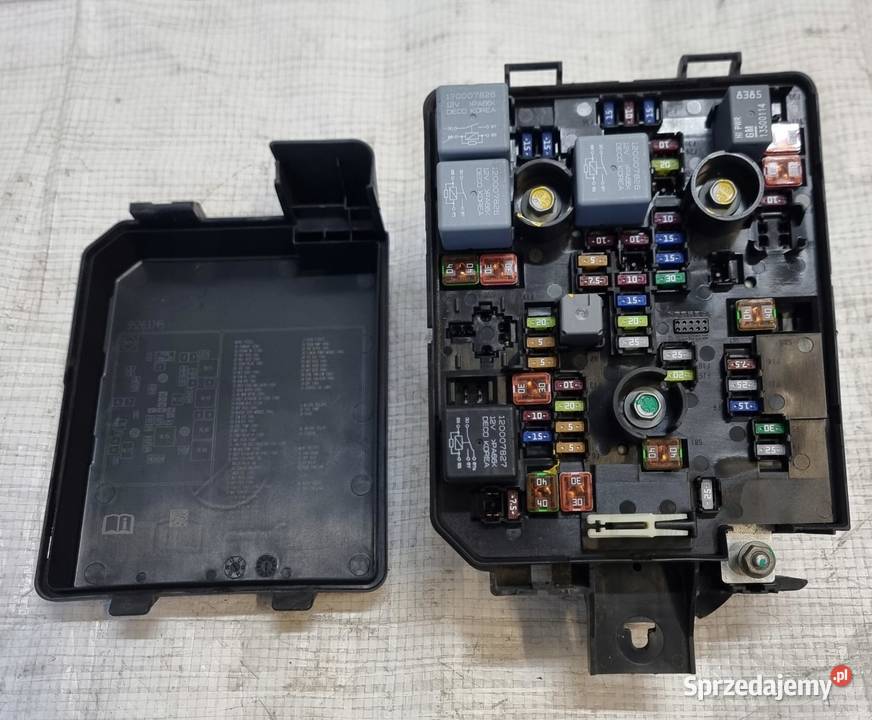 SKRZYNKA BEZPIECZNIKÓW BSI OPEL MOKKA A 16 16V Skrzynki bezpieczników