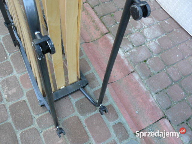 Lozko polowe skladaneze stelazemkolkami