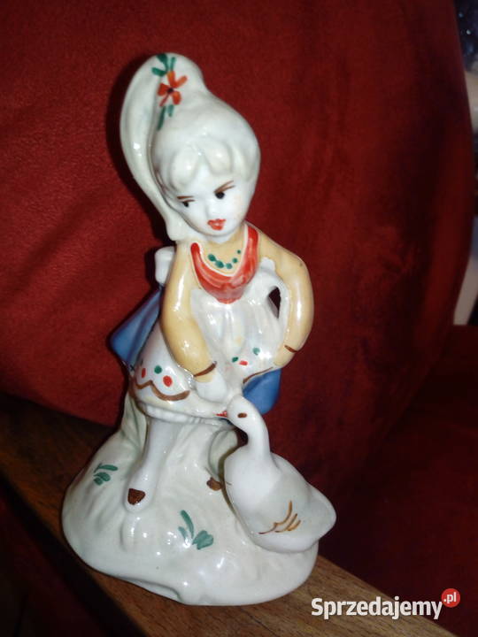 Figurka dziewczyna z gąska Choszczno