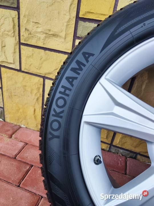 Komplet kół zimowych Toyota OE 21560R17 Yokohama sprzedam
