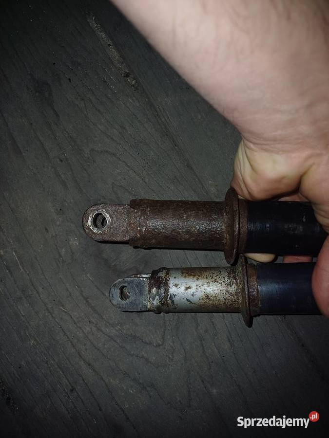 Pozostałości przednich amortyzatorów shl m17