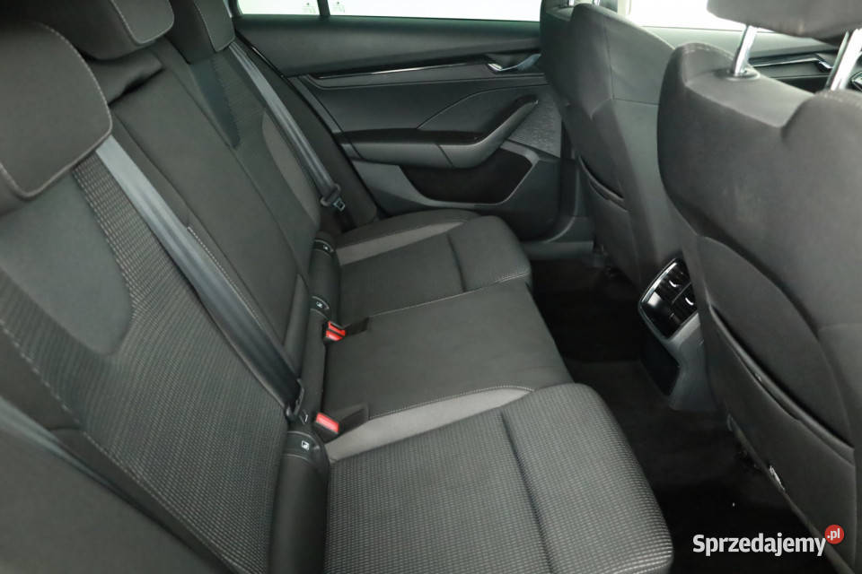 Skoda Octavia 15 TSI asystent pasa ruchu