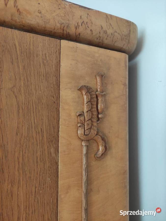 Duża szafa trzydrzwiowa z okresu międzywojennego