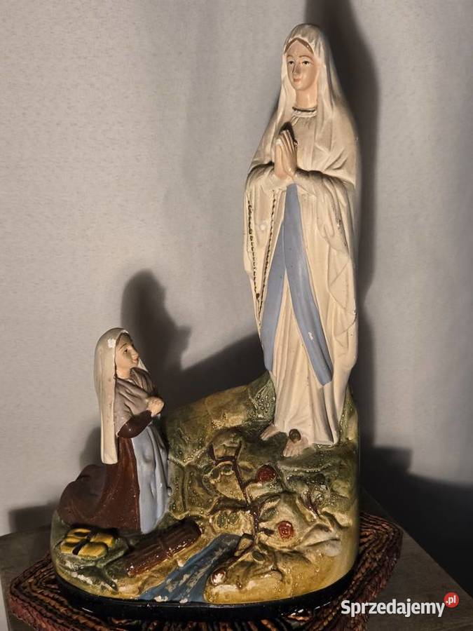Stara figurka z gipsu Matka Boska z Bernadettą z Łask