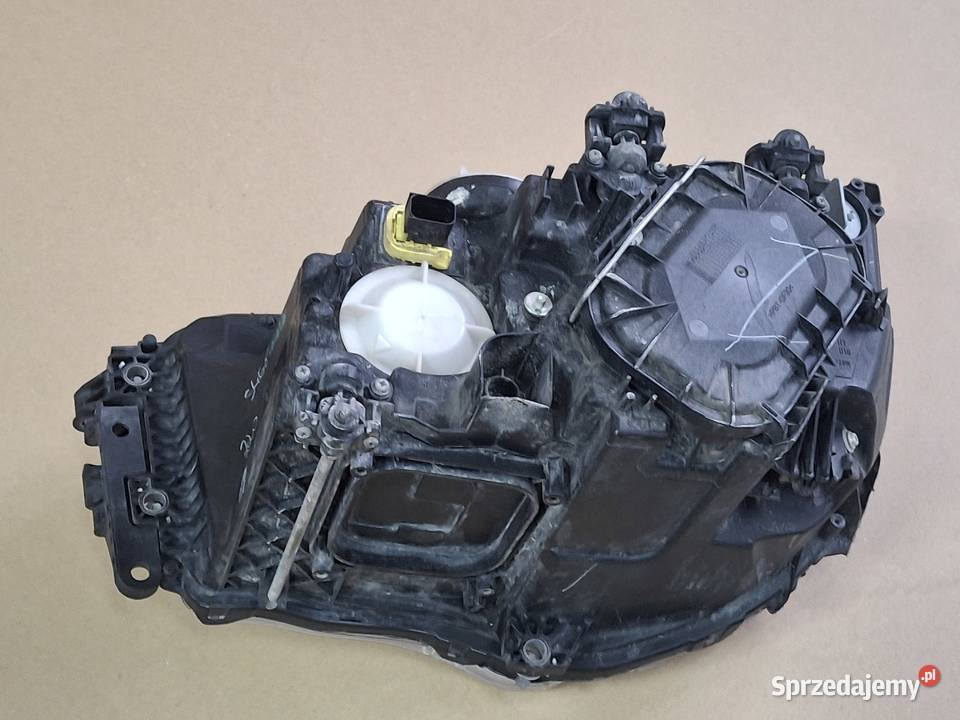 MERCEDES ANTOS AROCS REFLEKTOR PRAWY LAMPA PRAWA Bieleń