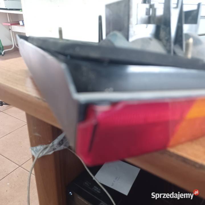 LAMPA TYŁ LEWA W KLAPĘ PASSAT B4 KOMBI 3A9945107 osobowe wielkopolskie sprzedam