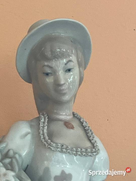 Piękna wysoka figurka dziewczyny z bukietem Bez Gdańsk
