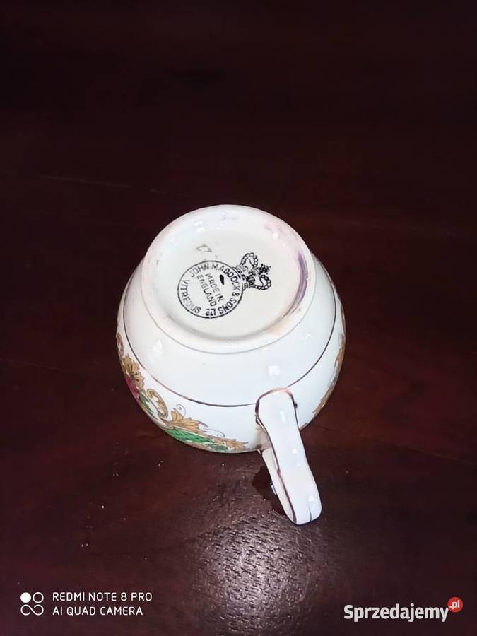 Mlecznik z kwiatami i zieloną dekoracją Vitreous Gdańsk