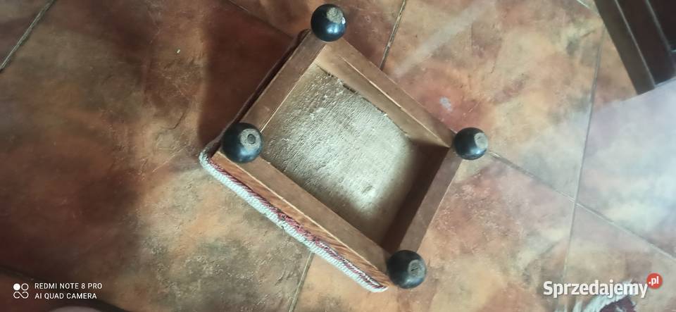 Podnóżek z haftowanymi różami Gdańsk