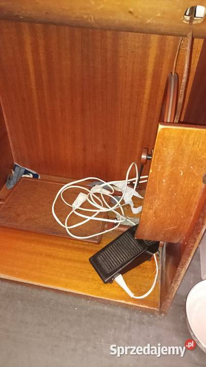 zabytkowa polska maszyna do szycia marki Łucznik Gliwice