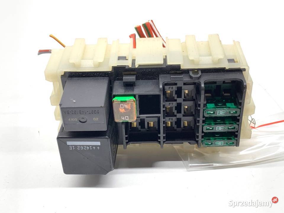 SKRZYNKA BEZPIECZNIKÓW VOLVO V60 I Kombi 1018 20 sprzedam