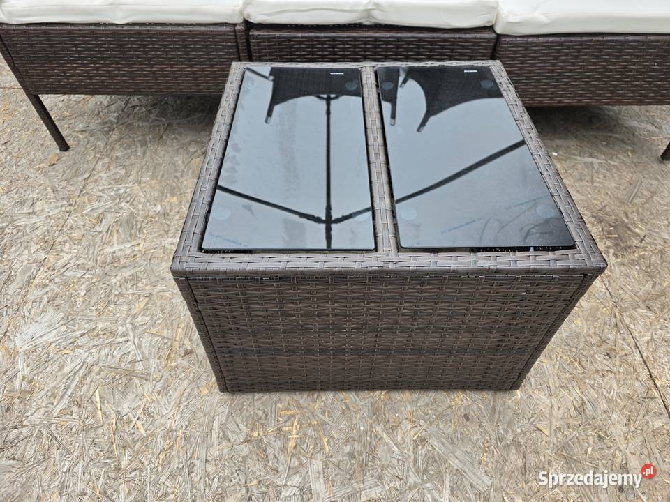 Meble do ogrodu sofa z poduszkami stolik