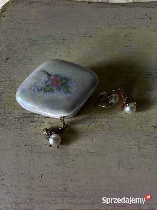 Porcelanowa szkatułka z kwiatem Porcelana i szkło Bytom sprzedam