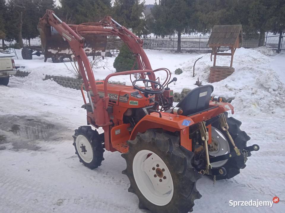 Traktor 4x4 z turem hinomoto c174