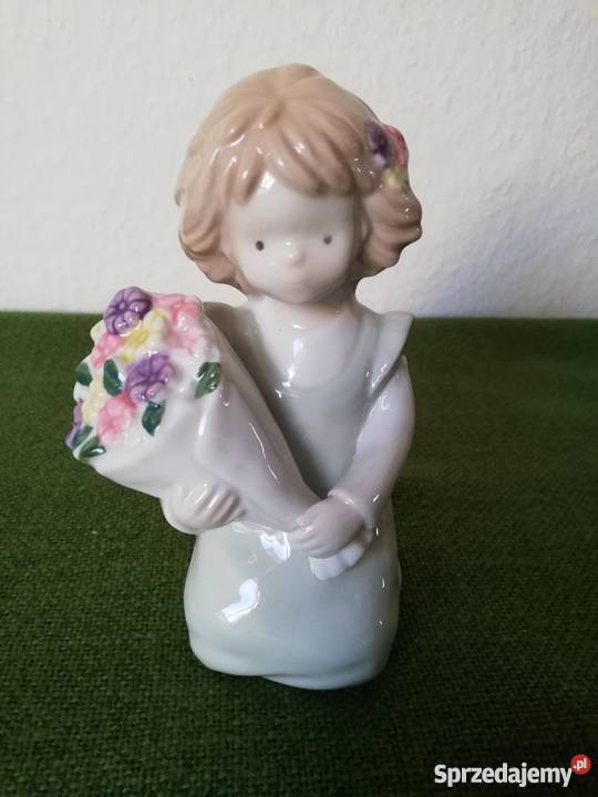 Figurka klęcząca dziewczynka z bukietem Ropa