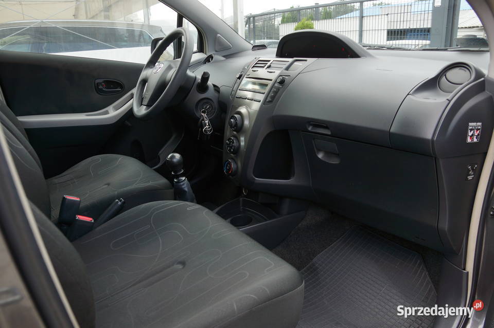 Toyota Yaris 13 Benzyna 101 Klima Mały przebieg aluminiowe felgi Nowy Sącz sprzedam