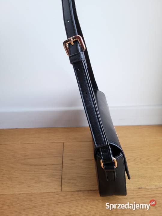 Mała czarna torebka złote ozdobne zapięcie Liszki