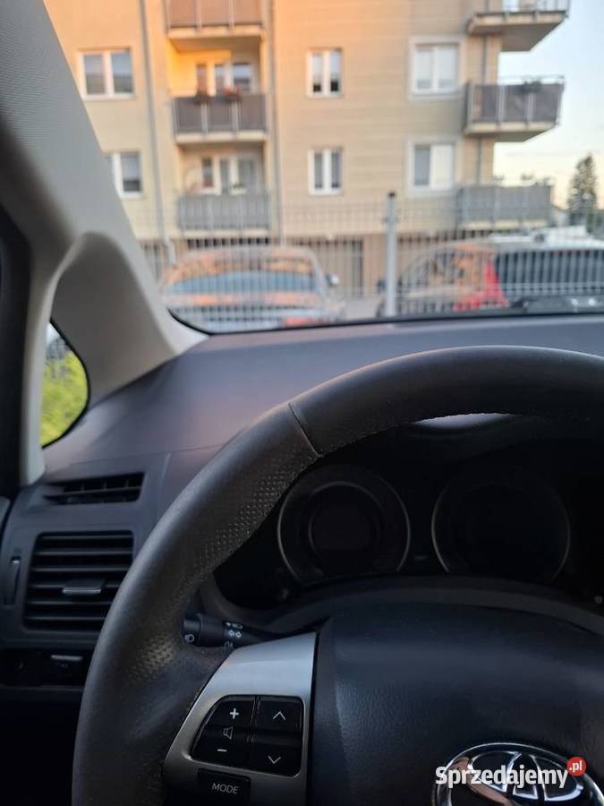 Sprzedam Toyota auris 2010 polift bogata wersja