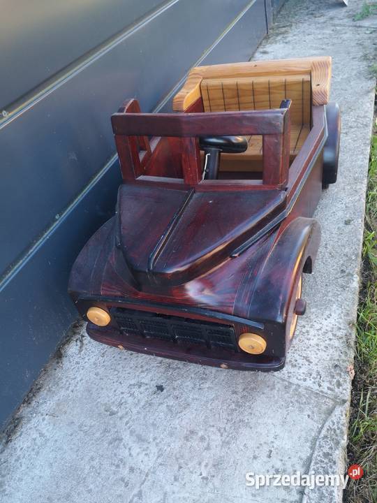 Duży drewniany samochód Aleksandrów Łódzki