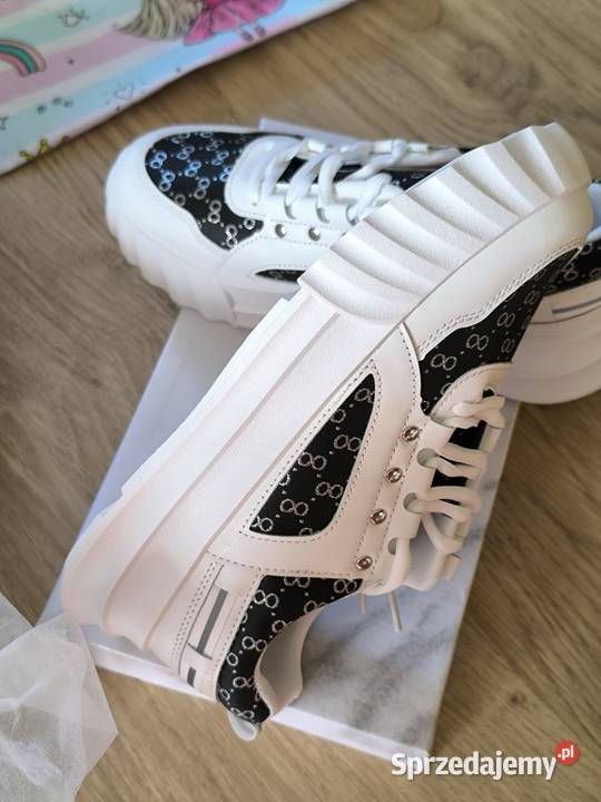 Trampki na grubym klinie