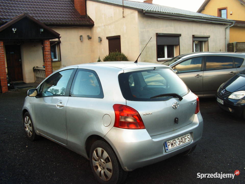 Toyota Yaris 13 E 2008 r srebrny Motoryzacja Września
