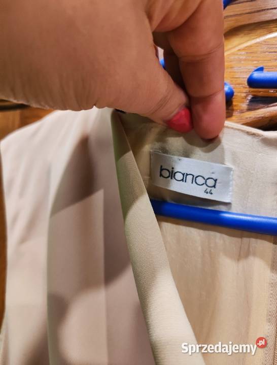 Elegancka sukienka z lejącym dekoltem w kolorze Piaseczno sprzedam
