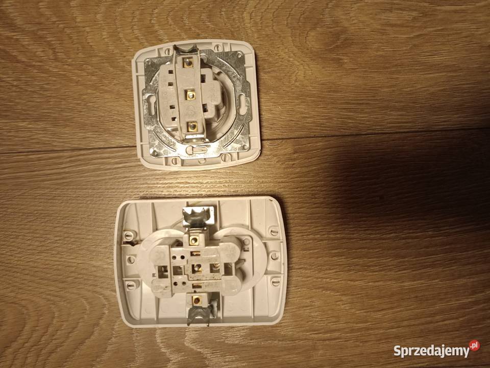 Gniazdko pojedyńcze podwójne z uziemieniem sprzedam