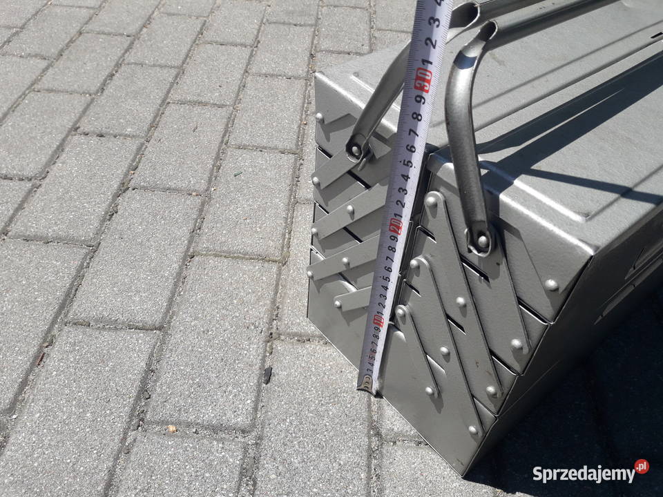 Metalowa skrzynka narzędziowa z okresu PRL u Gdynia