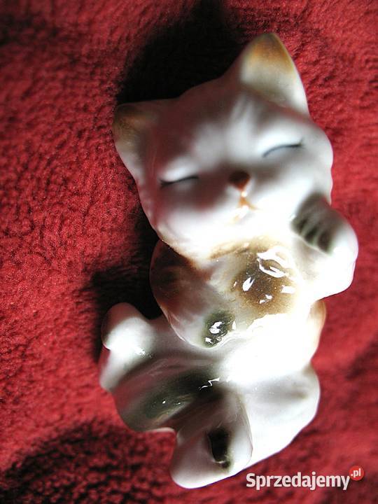 Kot śpiący kotek figurka z porcelany 25 x 6 x 3 Siedlce