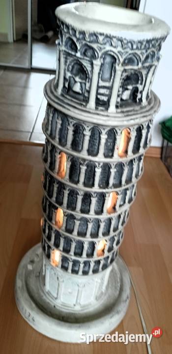 Lampa podłogowa w kształcie Krzywej Wieży w Tarnobrzeg