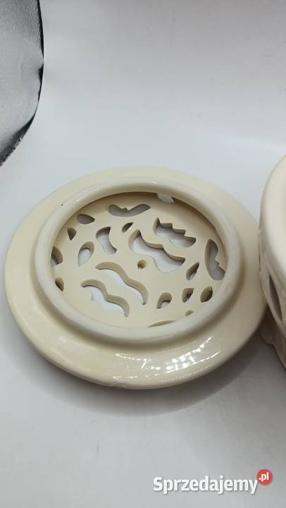 Porcelanowy pojemnik puzderko ażurowe koloru Zamość
