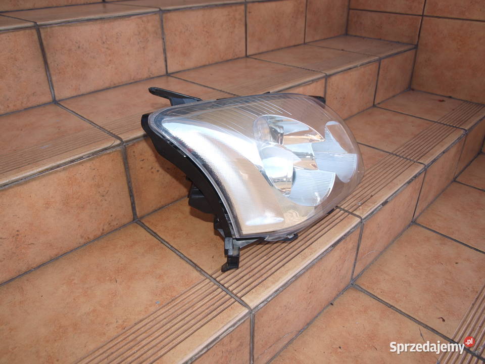Toyota Avensis T25 lampa prawa przód zwykła 2003 Kalisz
