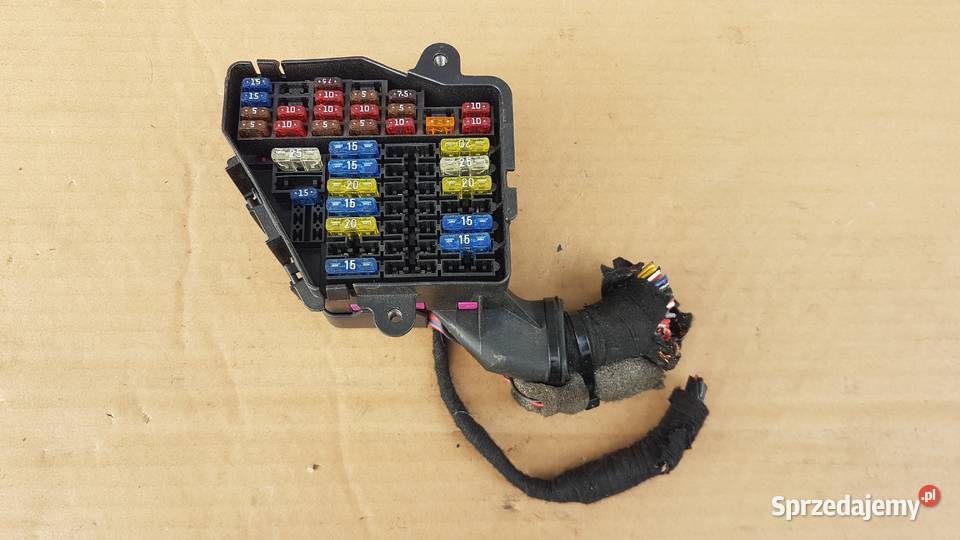 AUDI TT 8N0 SKRZYNKA BEZPIECZNIKÓW